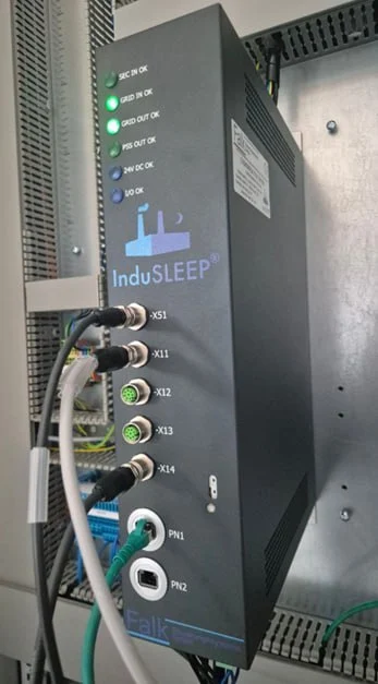 InduSLEEP-Schalteinheit von vorn: Statusanzeigen für Netz, Sicherheit und Versorgung, darunter die Anschlüsse X51 bis X14 und zwei Netzwerkbuchsen